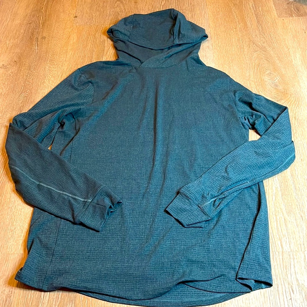Lululemon nylon/polyester‎ mix long sleeve w/hood. EUC A9